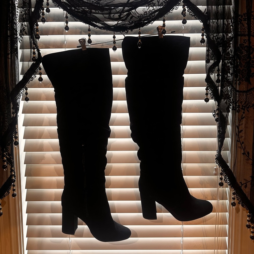 Women’s over the knee black faux suede boots.
Size 9